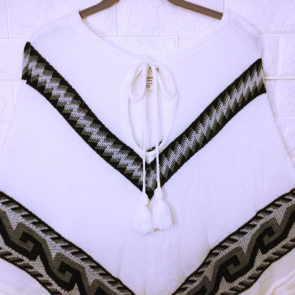 Free PeopleX Knitwear Poncho One Size Fringe Tassels Aztec Geometric White Black - Picture 2 of 11